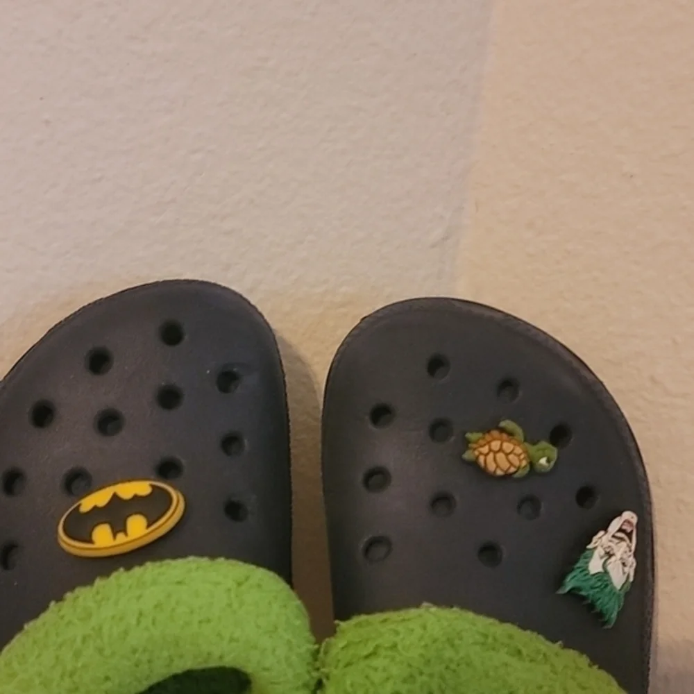 CHILDREN'S CLASSIC CROCS - NAVY WITH GREEN‎ FLEECE LINING